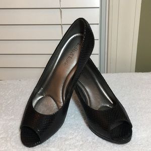 NEW Kelly & Katie perk toe dress pumps